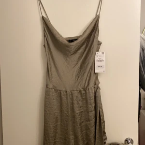 Helt ny jumpsuit från ZARA - Jötte fin jumpsuit med slits på bägge benen och skärp runt midjan. Storlek S 
