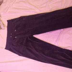 Juicy byxor - Sick 9/10  Använd ca 20 gånger  Har haft dem ett tag nu men använder dem aldrig så säljer dem