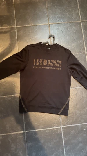 Boss tröja  - Säljer denna pga kommer aldrig till användning, nästintill oanvänd 