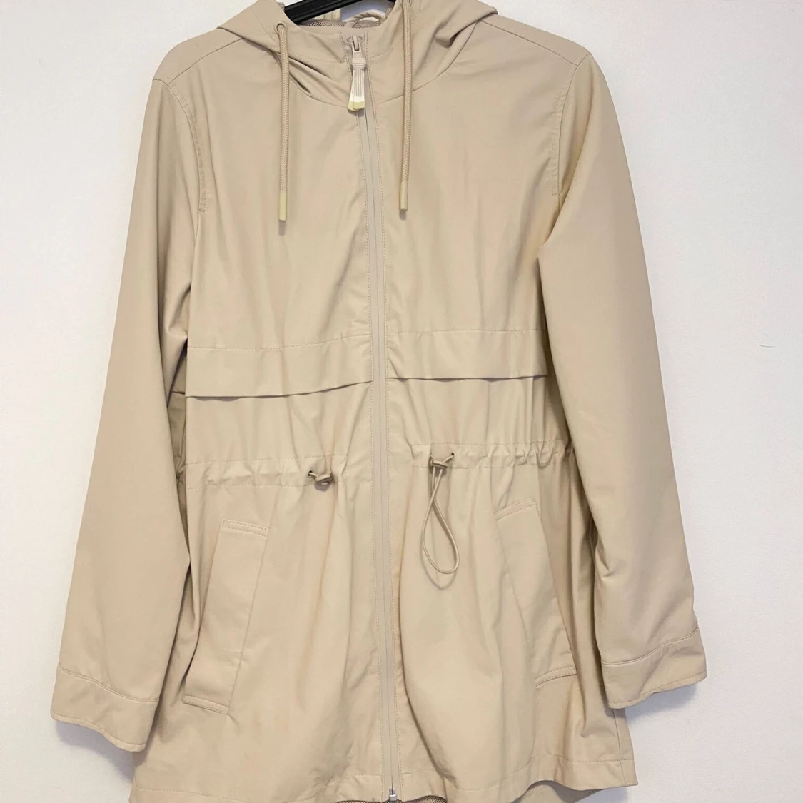Beige regnjacka