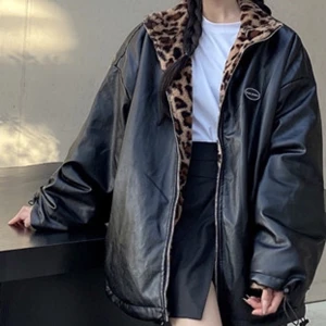 Oversized läderjacka  - Säljer denna oanvända läderjacka då den inte är min stil. Meddela gärna om ni har  frågor eller vill ha flera bilder :) jag är 165 och jackan sitter oversized