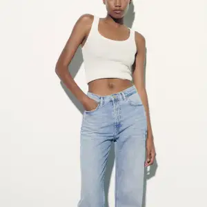 Ett par full length jeans från Zara. Kostar 429, säljer för 200. Superfina men sitter lite tajt i midjan på mig.