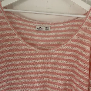 Stickad tröja från hollister - Fin stickad tröja från hollister, i storlek XS/S men passar även M ✨✨