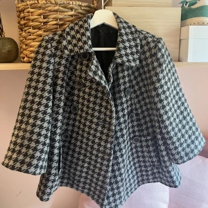 Trekvartsärmad jacka🌟 - Funderar på att sälja denna sjukt snygga jacka då den sitter lite stort på mig. Jag har vanligt vis xs och skulle säga att jackan är mer som S även eventuellt M💕