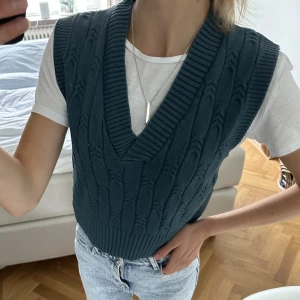 Blå/grön väst - Säljer denna blå/gröna väst i storlek S. Säljer för 50kr✨