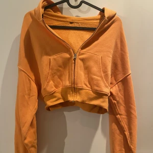 Orange tröja - Med dragkedja som funkar galant 💗 i superfint skick och passar alla ändamål 😍skönt flis material invändigt! Skriv till mig om du vill ha fler bilder eller har funderingar 😁 inga hål eller fläckar ❗️