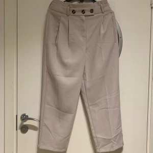 Topshop byxor - Jättefina beiga/kräm färgade kostymbyxor. Aldrig använt tyvärr! 