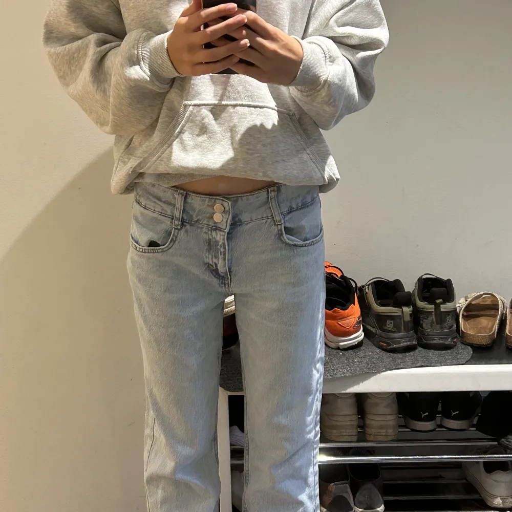 Säljer nu mina lågmidjade jeans från pull & bear, säljer då dem tyvärr är jätte stora på mig Aldrig använda så dem är i bra skick 🫶🏻🩷🤗. Jeans & Byxor.