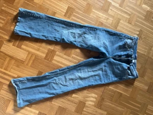 Jeans från hm - Bootcut high waist strl 40. Knappast använda.