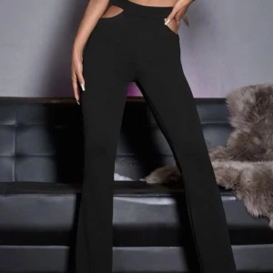 Mjuka byxor med cutouts - Super snygga byxor!! Använd endast 2 gånger, har ett liknande par så säljer dessa💘