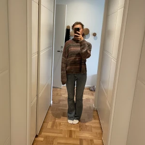 Stickad tröja - Stickad polotröja som går i grå, lila och rosa toner. Jättemysig och skön. Jag är 166 och brukar ha xs-s/strl 34. Kan mötas upp❤️