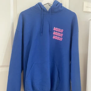 Hoodie Bisous Skateboards  - Blå hoodie i storlek M. Bra skick. Nypris 1000kr Köparen står för frakt🤝