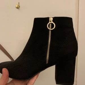 Skor - Helt nya aldrig använda. Storlek 41 men passar mig som har 39-40