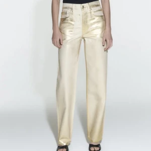 Guldiga metallic byxor från Zara - Otroliga gulliga byxor i metallicfärg från Zara! Storlek 36 och helt oanvända pga för stora för mig. Säljer för 320kr, originalpris är 560kr! 