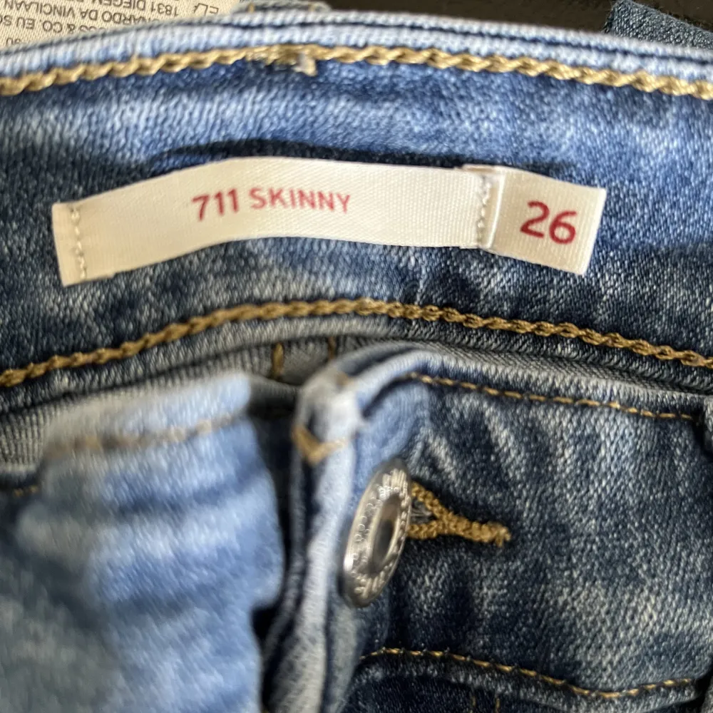 Levi’s 311 shaping skinny  Levi’s 711 skinny Storlek: 26 Färg; 311 ljusblå och 711 lite mörkare blå. Jeans & Byxor.