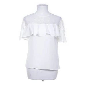 Vit blus  - Jättefin vit blus med spets från märket atmosphere, endast testad och aldrig använd, storlek 32 men skulle säga att den passar en 34 och eventuellt en 36 men det beror på hur man är i bysten