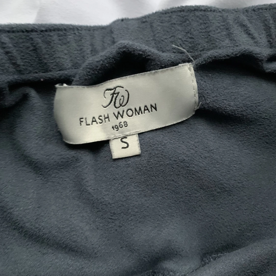 gråa thigts av mock-material  - 91