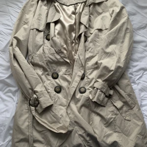 beigetrenchcoat - har använt den några gånger men mest stått i skåpet, inte min still exakt, men den är jättefin och har jättefina detaljer som knappar, och skärp, och perfekt till hösten