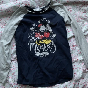 långärmad mickey mouse pyjamas tröja - för liten för mig 