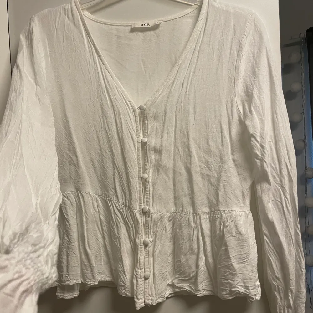 Väldig fin vintage blus som passar lika bra både i sommar och i höst samt vår. Den är använd ett fåtal gånger och ser mycket finare ut när den ör strykt😍👍🏼. Blusar.