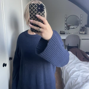 stickadtröja - säljer min blåa stickade tröja som är vid i armarna och har en slit vid sidan!