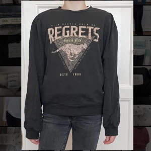 Sweatshirt med tryck - Gråsvart cool tröja med fint tryck. Jag är 150 cm lång.