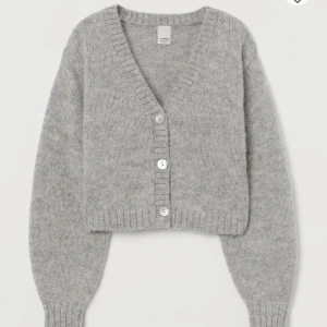 Grå kofta - Ull blandat kofta från hm! Som ny! Ord pris 499kr. Pris går att diskutera vid snabb affär ☺️