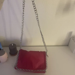Tiamo väska - Jättefin och trendig väska från Tiamo, liknar Stella McCartney väskorna. Den är i bra skick och inga defekter, kontakta via intresse eller fler bilder🩷
