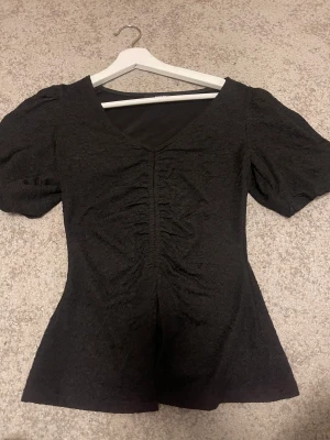Blus - Fin oanvänd blus, passar till allt och sitter smickrande på kroppen💕