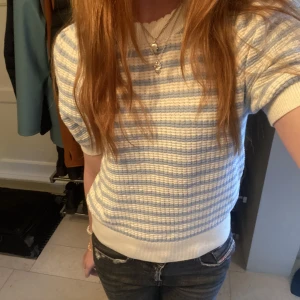 Stickad tröja 💕 - Så fin tröja från &OtherStories! Köpt förra året i Paris men sparsamt använd så inga skador på den 💕 Strl XS men passar S. Köpt för 499 kr, säljer för 299 kr 🥰