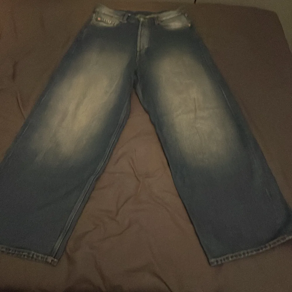 Säljer dessa Weekday jeans andvända 1 gång bara gillade inte passformen, dom är väldigt baggy . Jeans & Byxor.