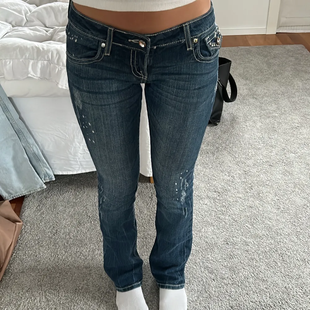 Säljer dessa lågmidjade Bootcut jeans med detaljer. De är i stl 26 och jag är 160 cm. Tidigare köpta på plick. 😃💕. Jeans & Byxor.