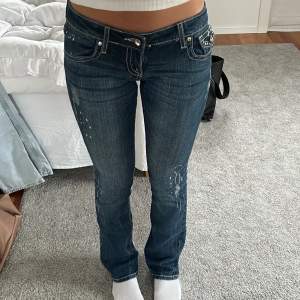 Säljer dessa lågmidjade Bootcut jeans med detaljer. De är i stl 26 och jag är 160 cm. Tidigare köpta på plick. 😃💕