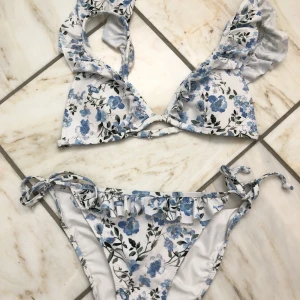 Blommig bikini - Blommig bikini aldrig använd 💙
