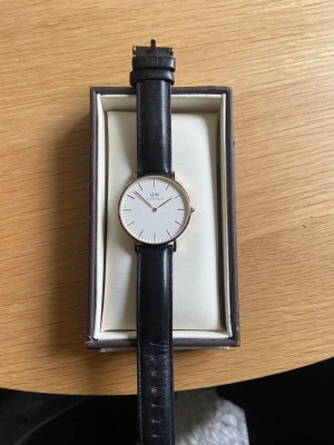 Daniel Wellington klocka  - Säljer min ytterst få gånger använda Daniel Wellington klocka. Följer med ett extra rosa-randigt band. 