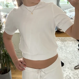 Vit stickad topp/ t shirt - Fint skick. Sytt själv 