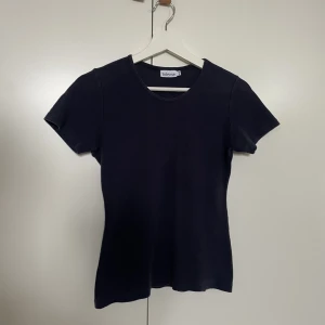 Blå t-shirt - Fin, blå t-shirt💙 Säljer då den tyvärr inte kommer till användning!! Skriv angående funderingar eller fler bilder.
