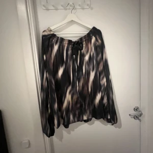 Blus med mönster - Säljer denna söta blus för att den ej kommit till användning. Den e supersöt att ha på tjejmiddagar och allmänt i väldigt bra skick. Fick den av min mamma för några år sen och hon köpte den för ännu längre sen, går inte att köpa längre. Köptes för 300kr