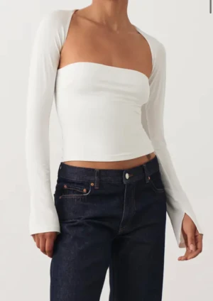 Vit tröja - säljer denna jätte fina tröjan som är som en bandå topp med ärmar. Litet hål på ryggen, men går säkert att laga (se bild). 