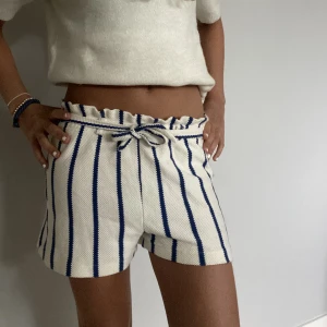 Randiga shorts  - Säljer dessa coola och bekväma lågmidjade shortsen som tyvärr aldrig kommer till användning. Använda 3 gånger. Man kan ha de på två sätt (se bild 1-2) beroende på vad man tycker är snyggast och bekvämast!⭐️