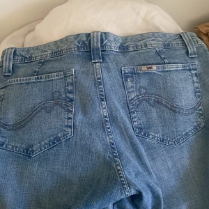 Jeans  - Super söta Low waist jeans nu till hösten från zalando preowned, bara andvänt vid prövning. Prislappen sitter kvar💕💕