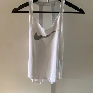 Ett linne från Nike med snygg rygg. Bra skick.