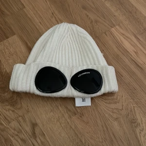 C.P. COMPANY - Cp company mössa, i gott skick och har inga fläckar eller något sånt 