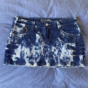 Jeanskjol  - Jätte snygg jeanskjol för en kväll ute med tjejerna, den är i ett jätte fint skick.