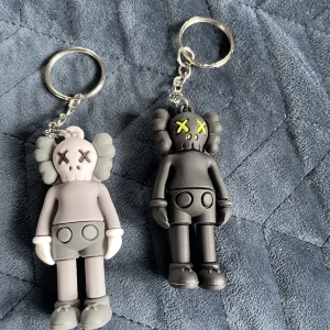 Kaws nyckelring - Buda Fri frakt men vet inte hur man ställer in det i appen