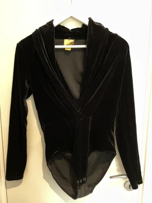 Sammetsbody - Sammetsbody från H&M. Använd 1 gång. Fint skick. 8/10 :)