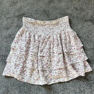 blommig kjol - Söt blommig kjol från bikbok!💗🌻