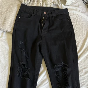 Jeans - Super fina jeans och sitter skit bra! Men är lite för tight för mig! Hålen är perfekt storlek och inte för högt upp!