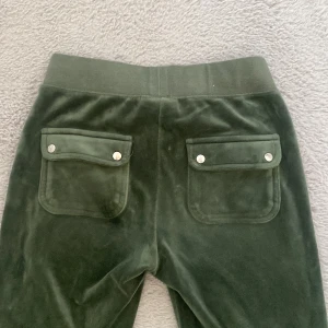 Mörkgröna Juicy byxor - Säljer då de inte längre kommer till användning. Storlekar Xxs men passar även Xs. Priset kan diskuteras vid snabb affär. Säljer även ett par mörkblåa