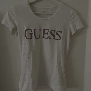 Figursydd tshirt - Säljer denna fina guess tröjan då den inte kommer till användning💕